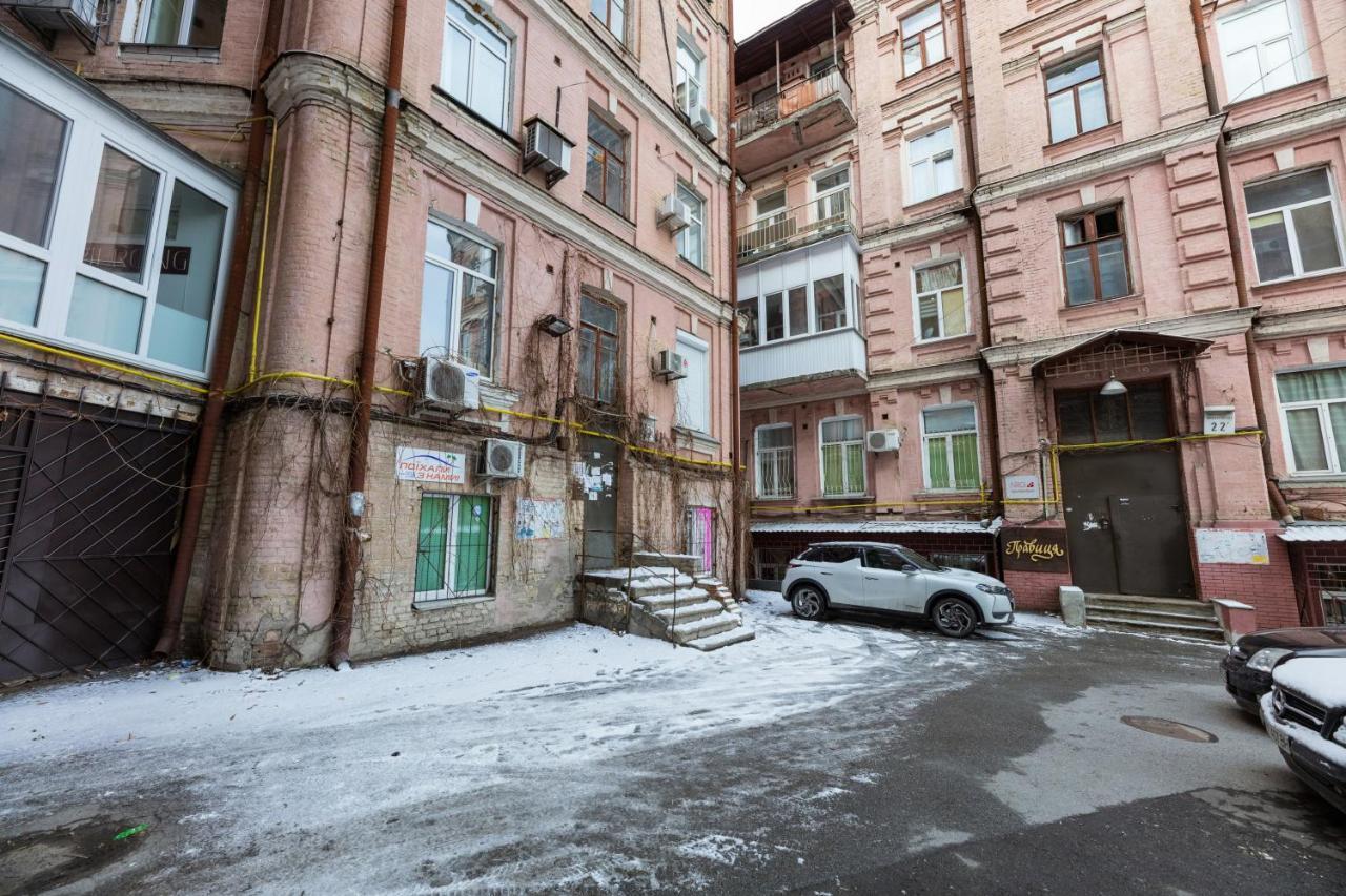 Apartment In The Historic Center キエフ エクステリア 写真